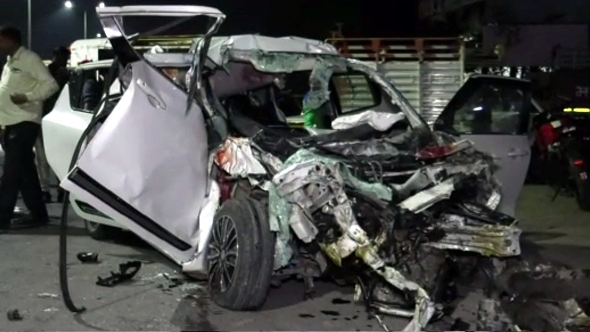  2 सेकेंड में 6 छात्रों की मौत, सीसीटीवी में नजर आई खड़े ट्रक में घुसती हुई तेज रफ्तार कार 