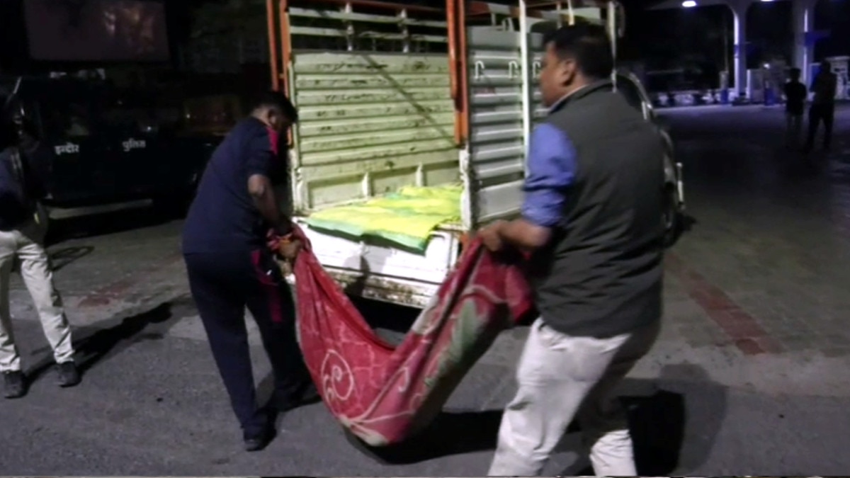 पेट्रोल से भरे टैंकर से टकरा गई तेज रफ्तार कार