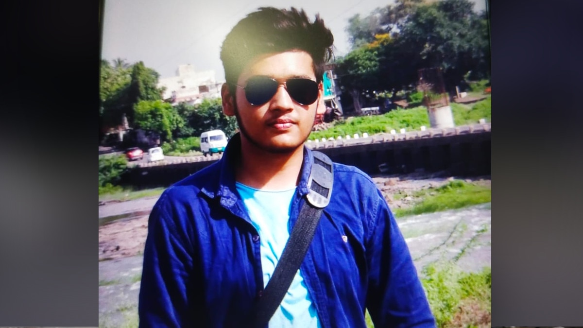 पेट्रोल से भरे टैंकर से टकरा गई तेज रफ्तार कार