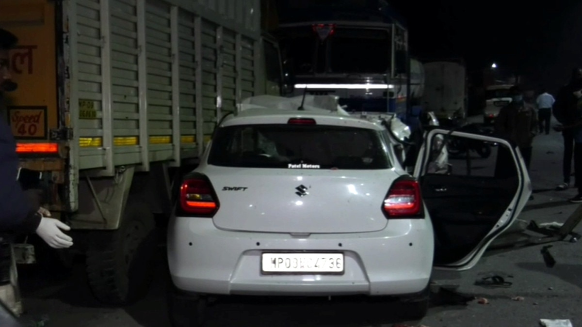 पेट्रोल से भरे टैंकर से टकरा गई तेज रफ्तार कार