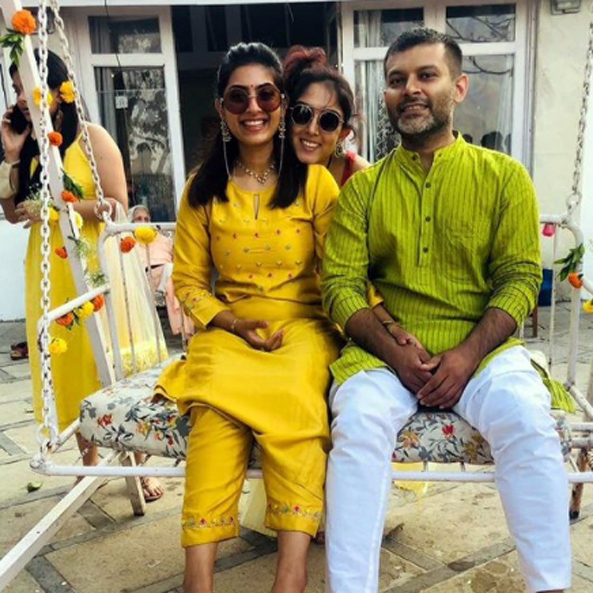 इरा अपनी कज‍िन, उनके पति के साथ 