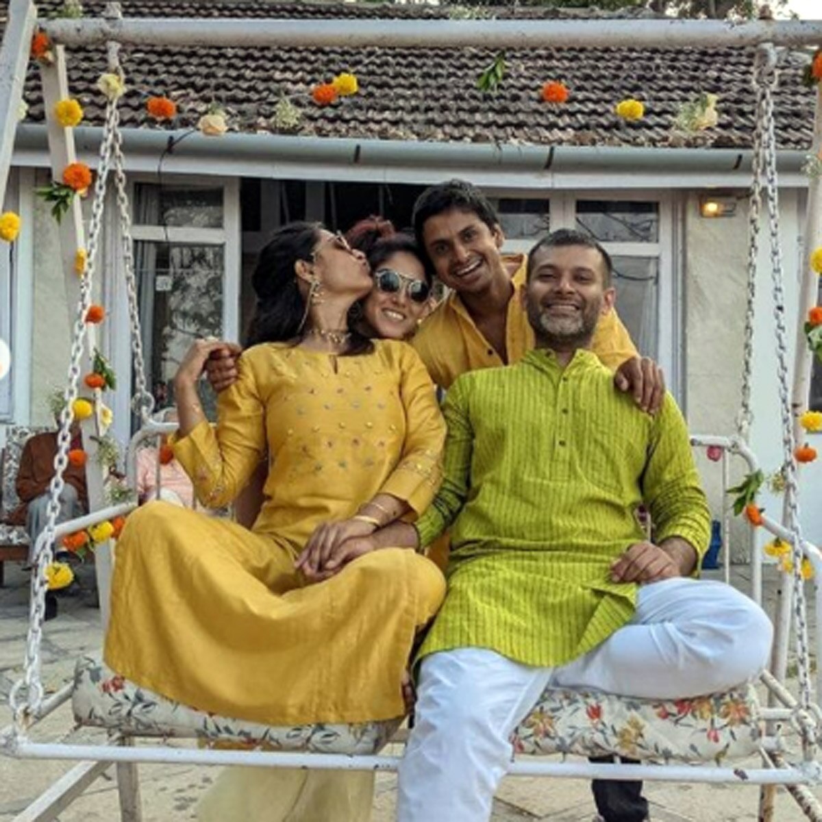 इरा अपनी कज‍िन, उनके पति और नुपूर के साथ 