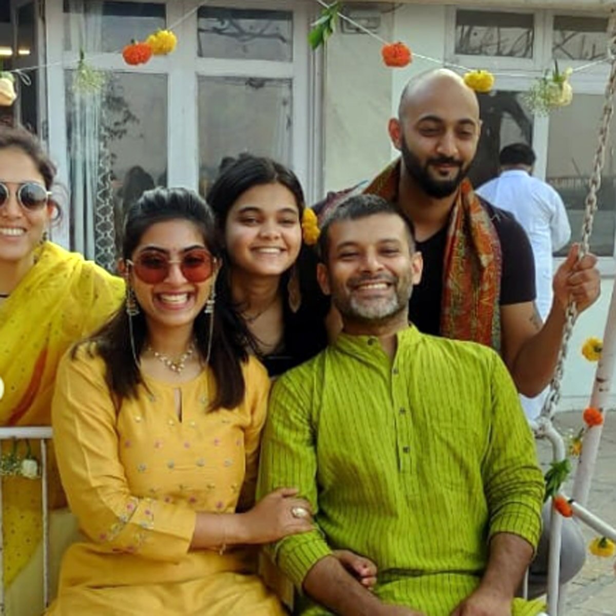 इरा कज‍िन और फैम‍िली के साथ 