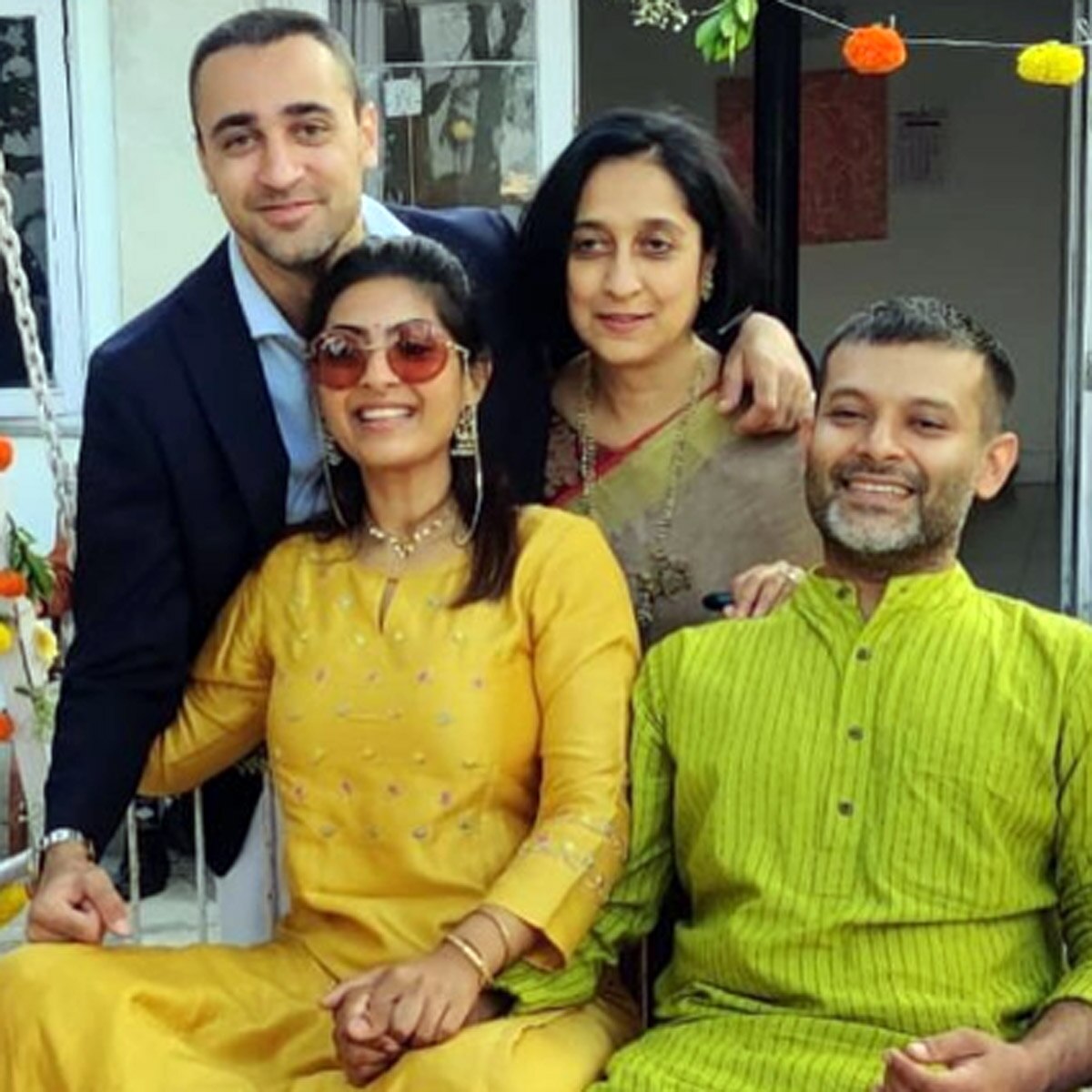 इमरान खान र‍िश्तेदारों के साथ 