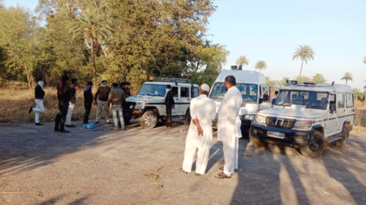 पुलिस ने कराई कब्रिस्तान की खुदाई (फोटो आजतक)