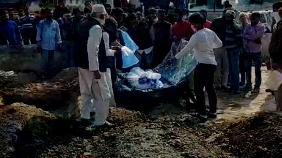 पुलिस ने महिला के शव को कब्र से खोदकर बाहर निकाला (फोटो आजतक)
