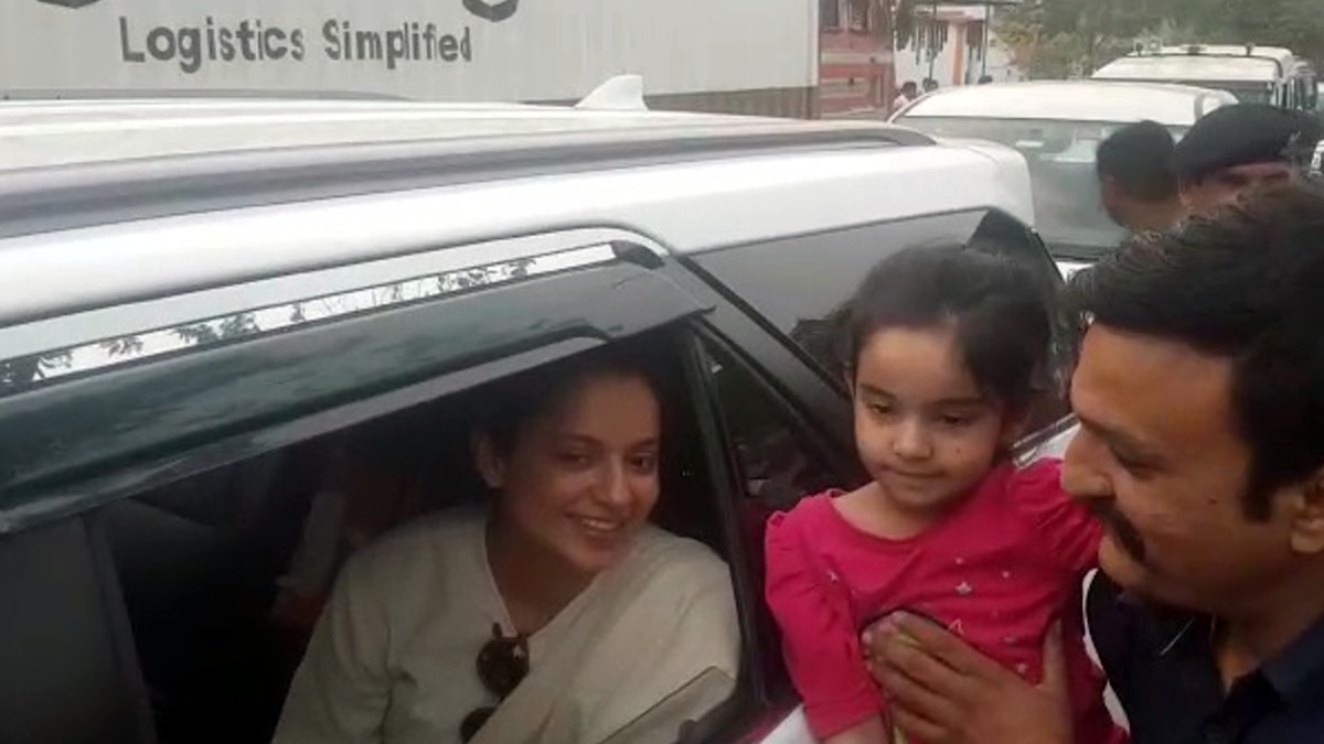 मिट्टी के बर्तनों की दुकान देख कंगना ने रोक दी कार