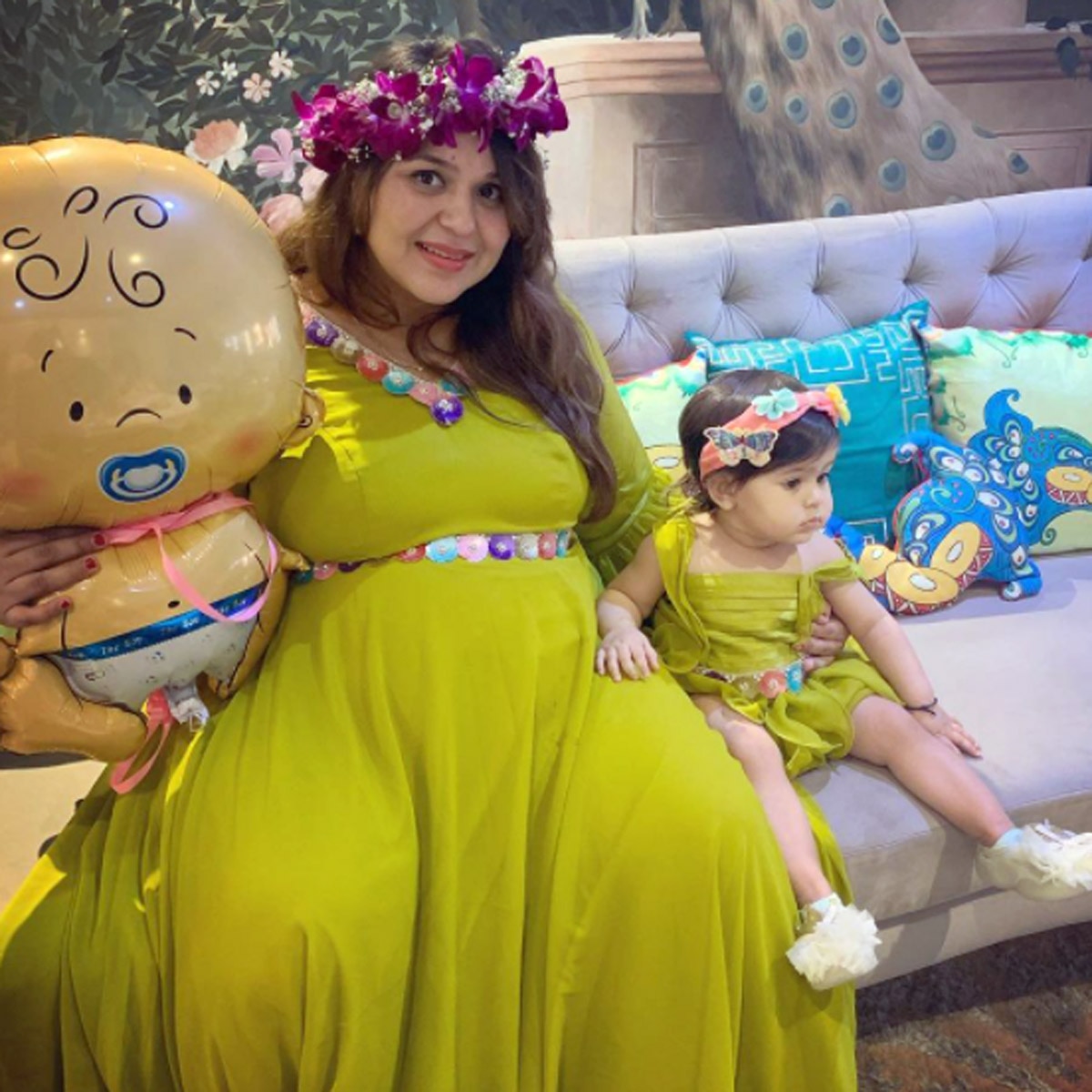 गिन्नी चतरथ बेटी अनायरा के साथ 