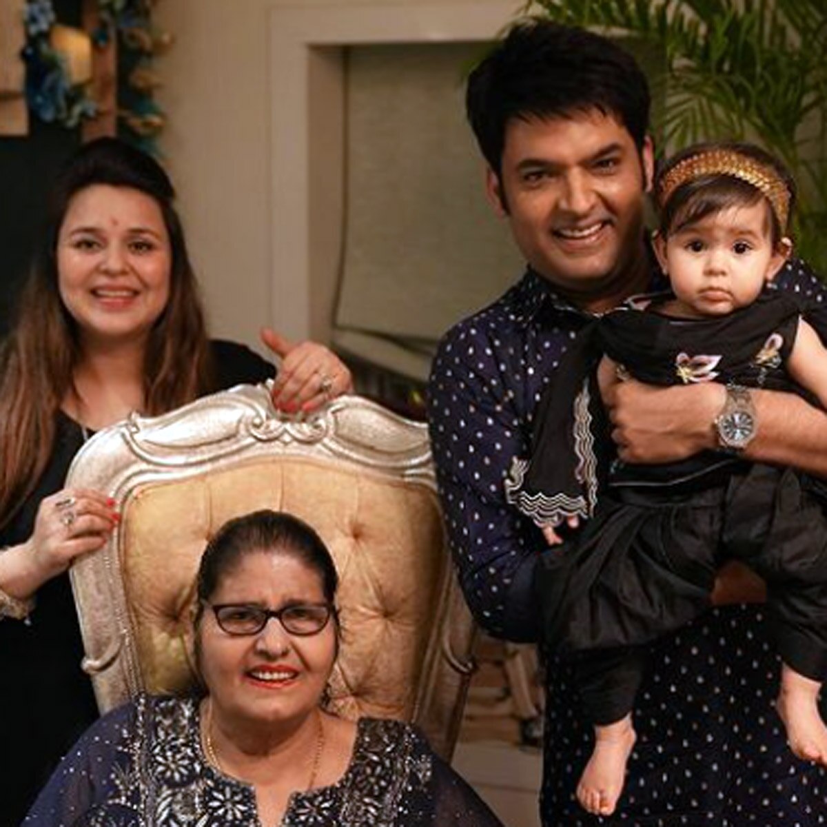 कप‍िल शर्मा अपनी फैमिली के साथ 