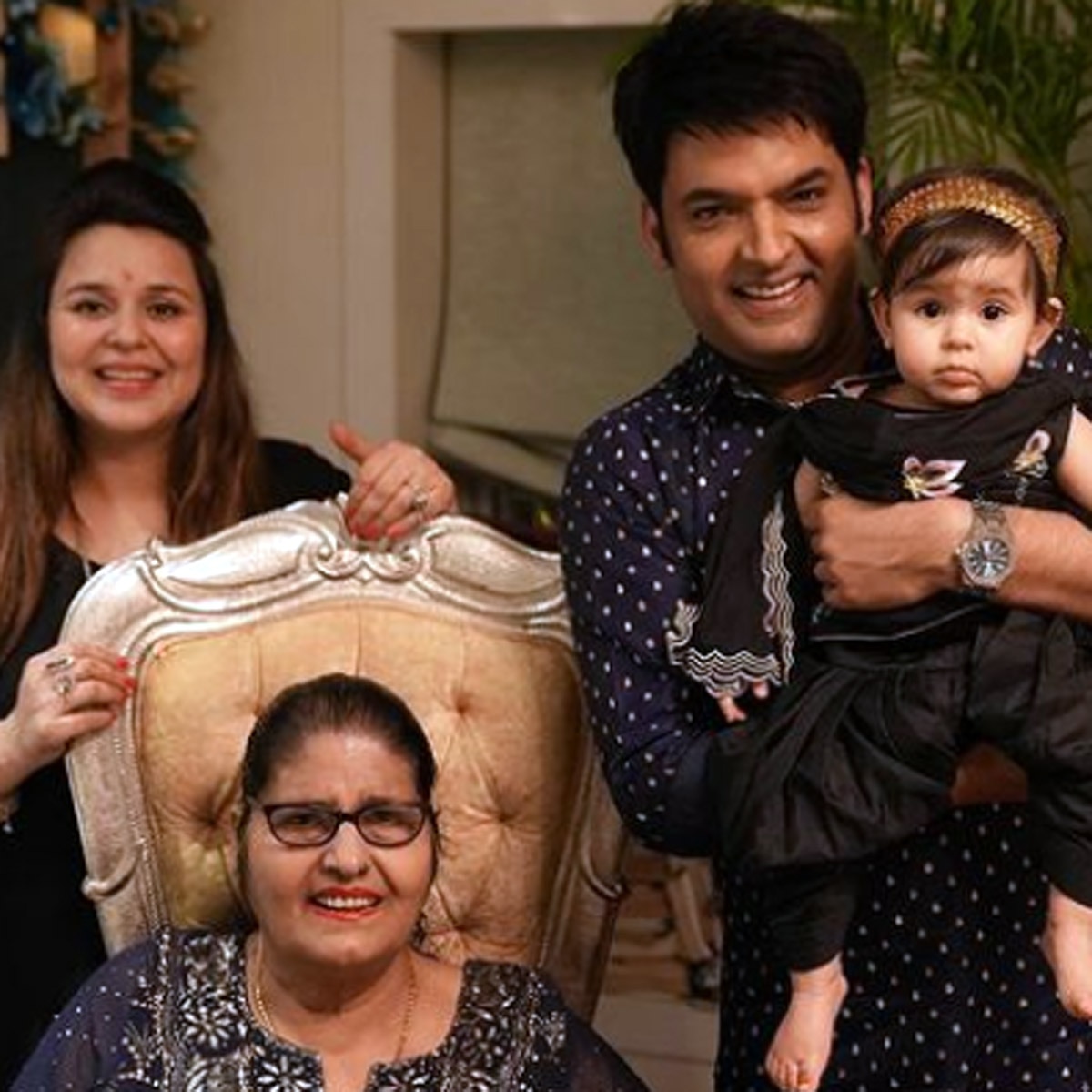 कप‍िल शर्मा फैमिली के साथ 
