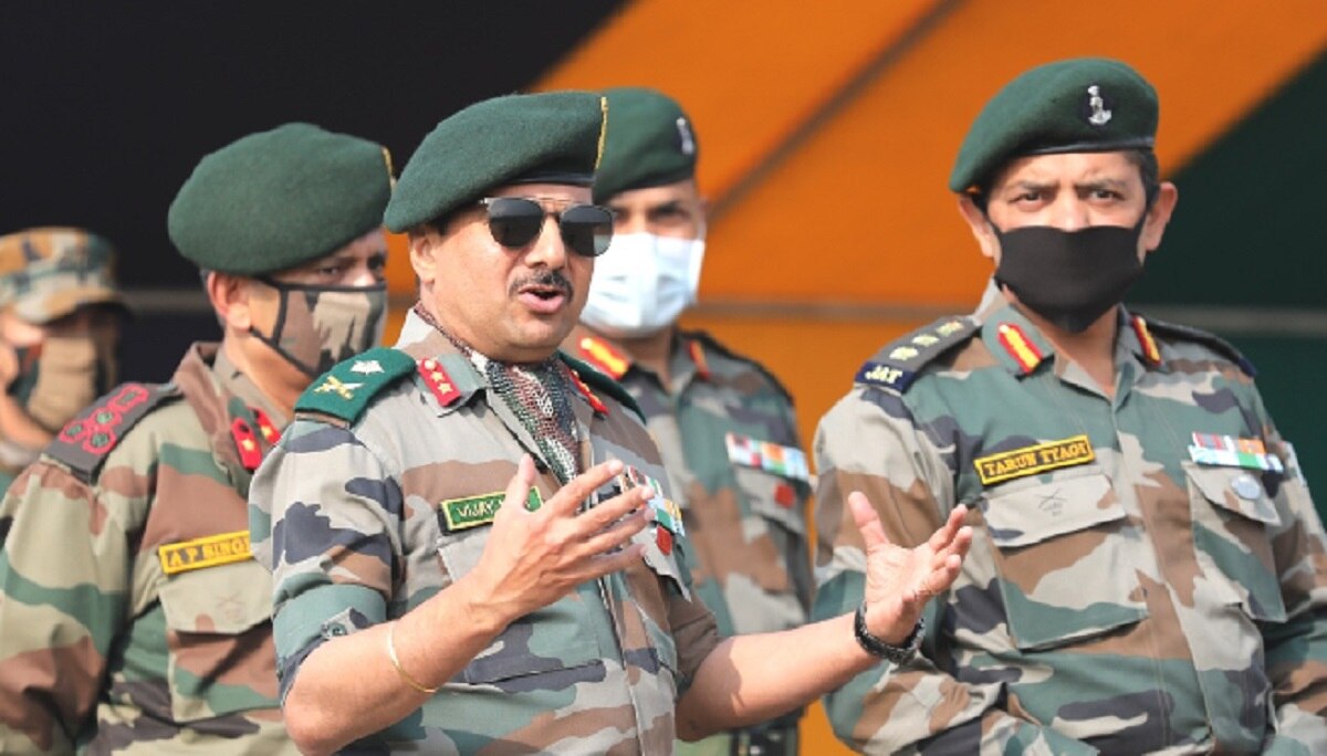 जम्मू में सेना की भर्ती रैली में युवाओं की भीड़