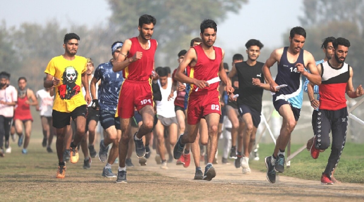 जम्मू में सेना की भर्ती रैली में युवाओं की भीड़