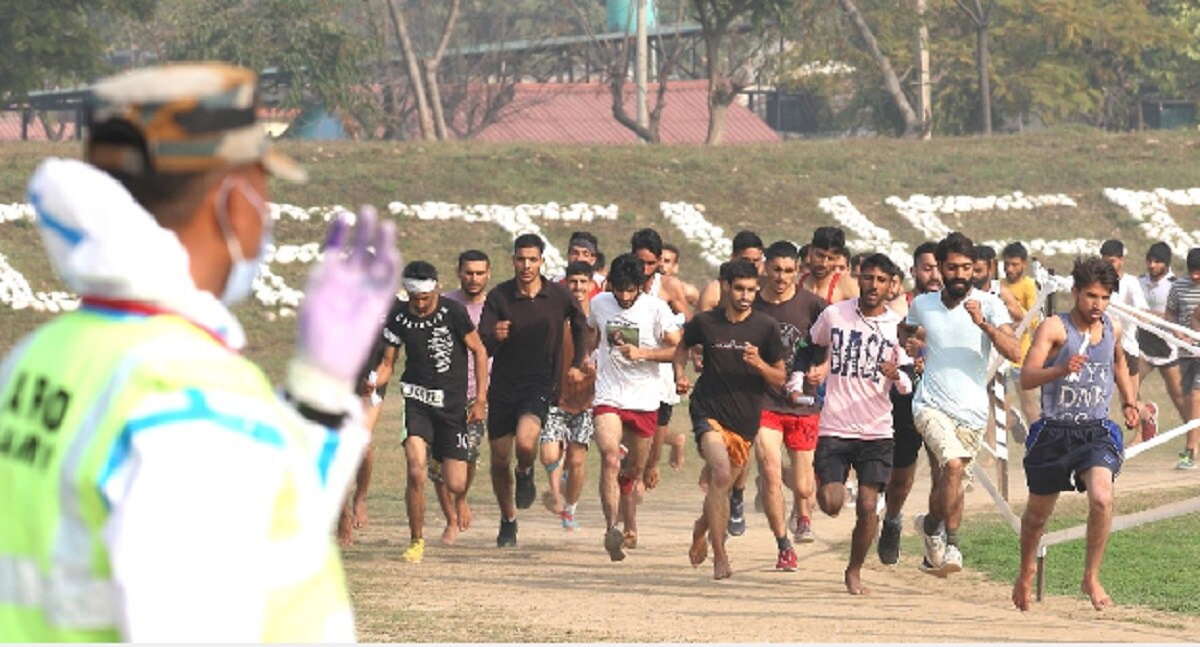 जम्मू में सेना की भर्ती रैली में युवाओं की भीड़