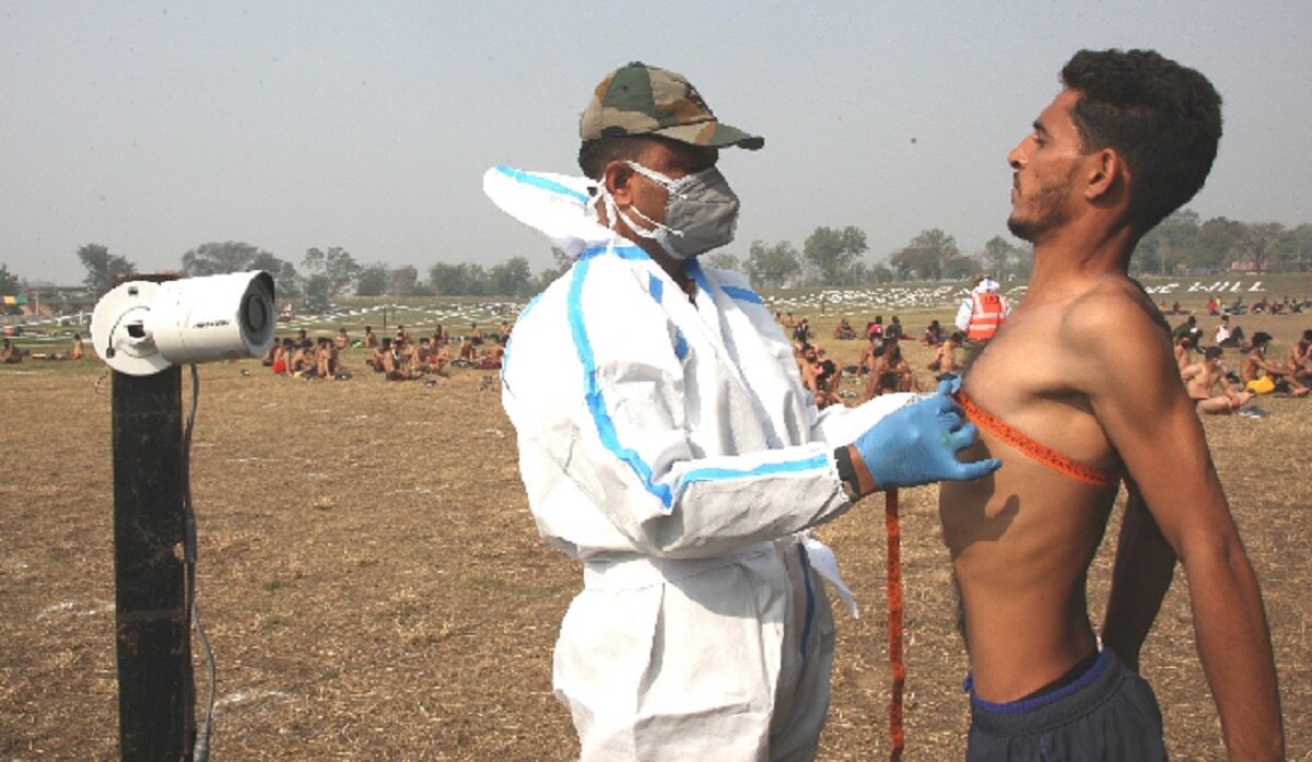 जम्मू में सेना की भर्ती रैली में युवाओं की भीड़