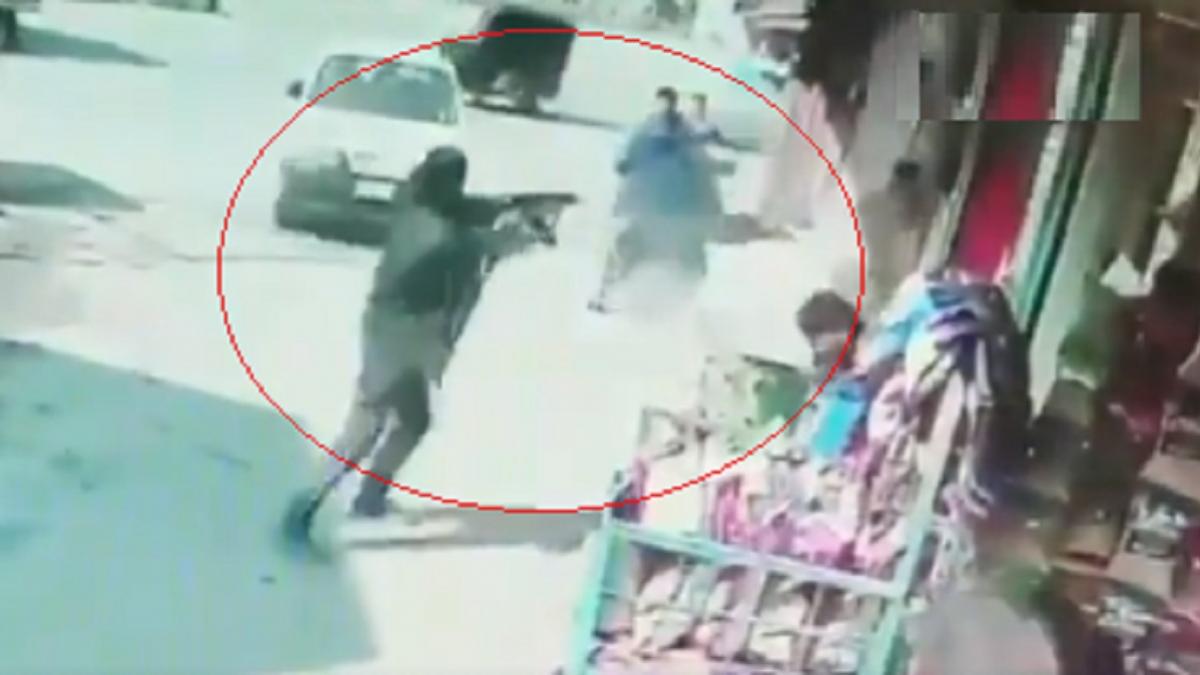 गली से निकले आतंकी... AK47 से जवानों पर बरसाई गोलियां और हो गए फरार, Photos