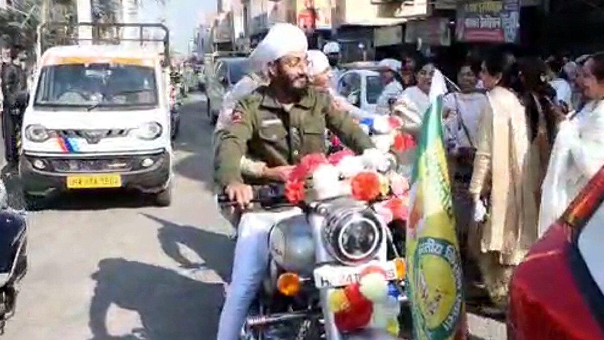 बैंड बाजे की जगह किसान आंदोलन के झंडों के साथ न‍िकली बारात, न‍िकाला रोड शो 