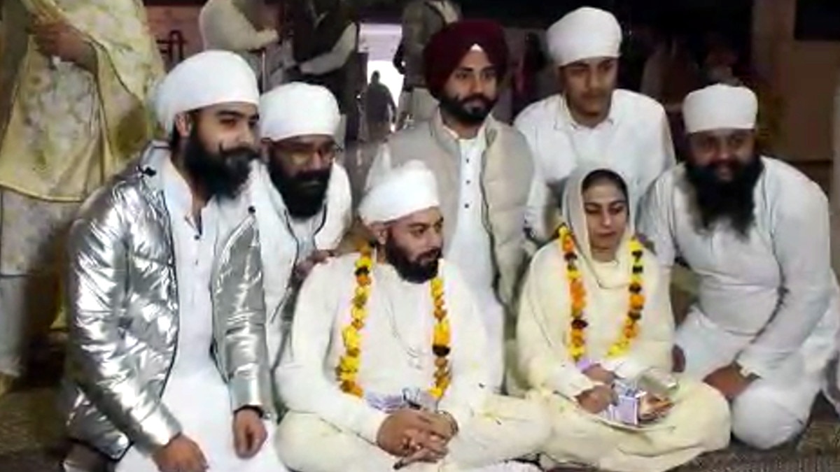 बैंड बाजे की जगह किसान आंदोलन के झंडों के साथ न‍िकली बारात, न‍िकाला रोड शो 