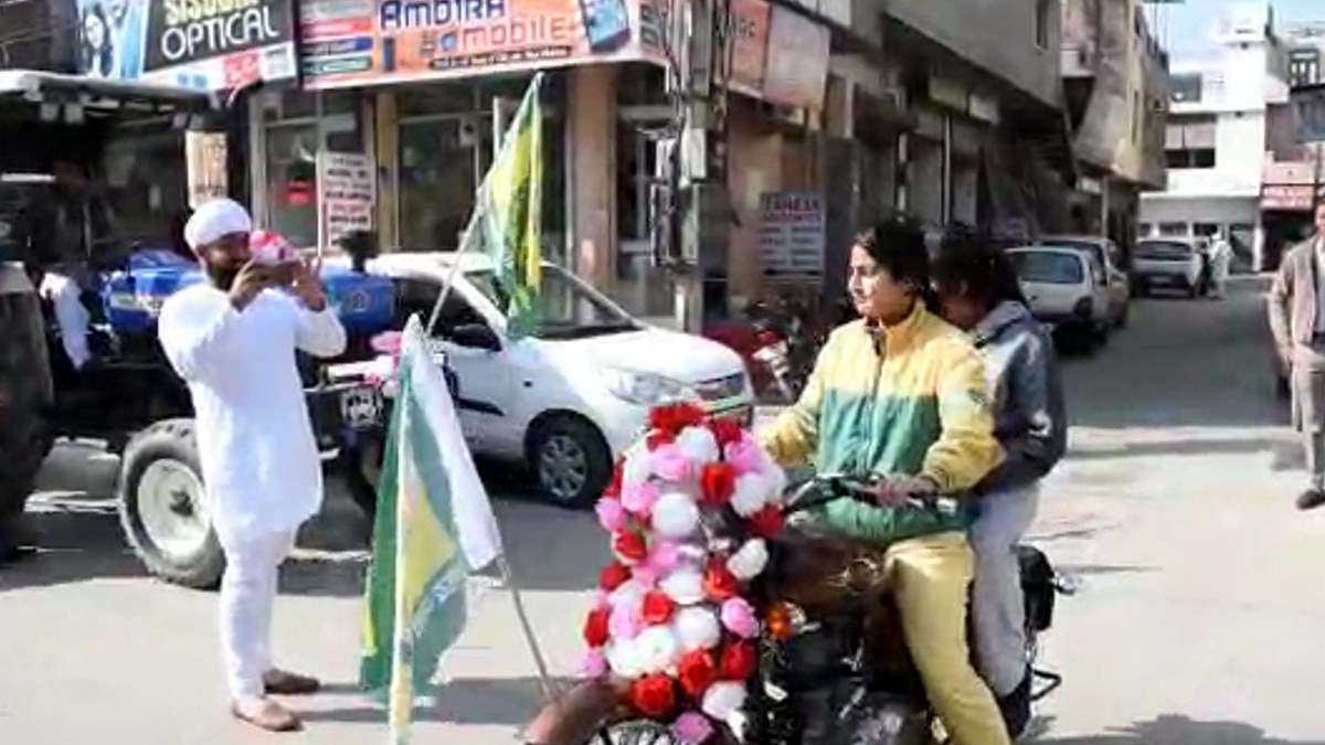 बैंड बाजे की जगह किसान आंदोलन के झंडों के साथ न‍िकली बारात, न‍िकाला रोड शो 