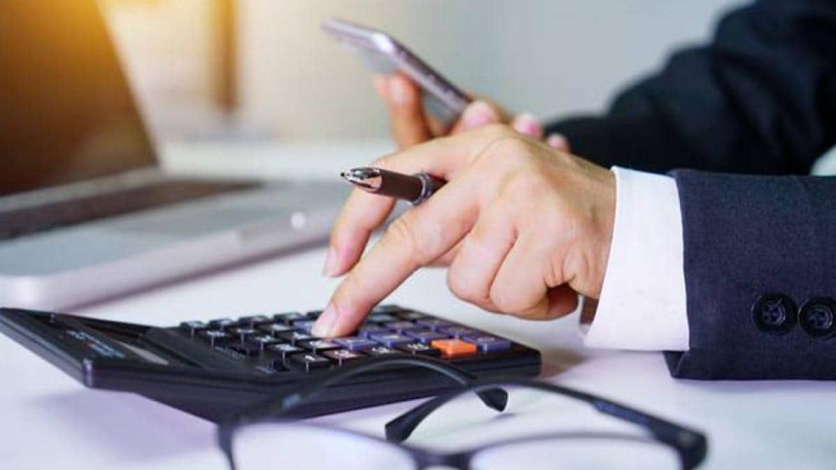 कितनी उम्र का व्यक्ति ले सकता है?