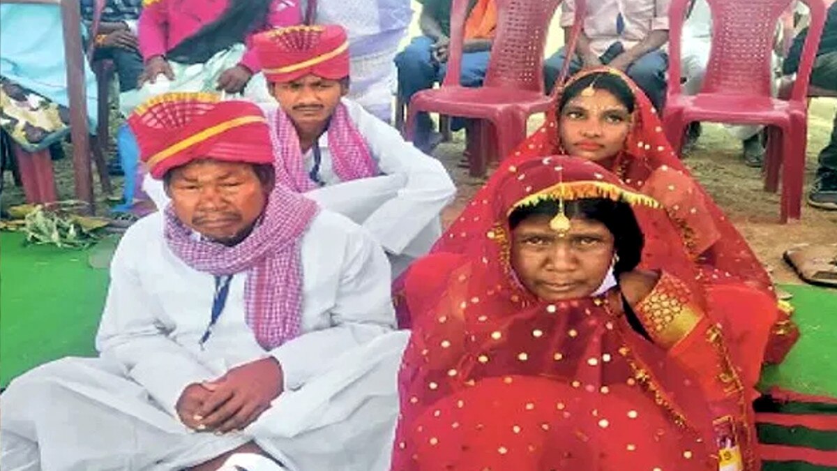 सालों के लिव इन रिलेशनशिप के बाद शादी में बंधे 55 जोड़े, माता-पिता, बेटे-बहू ने संग लिए फेरे