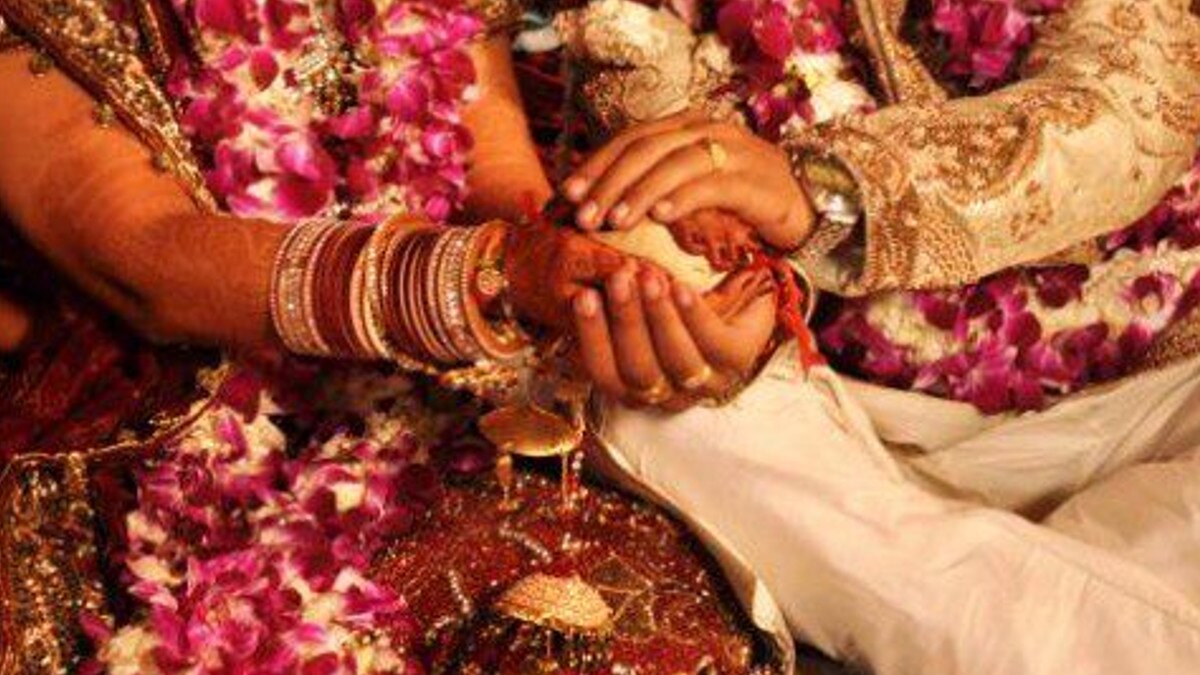 सालों के लिव इन रिलेशनशिप के बाद शादी में बंधे 55 जोड़े