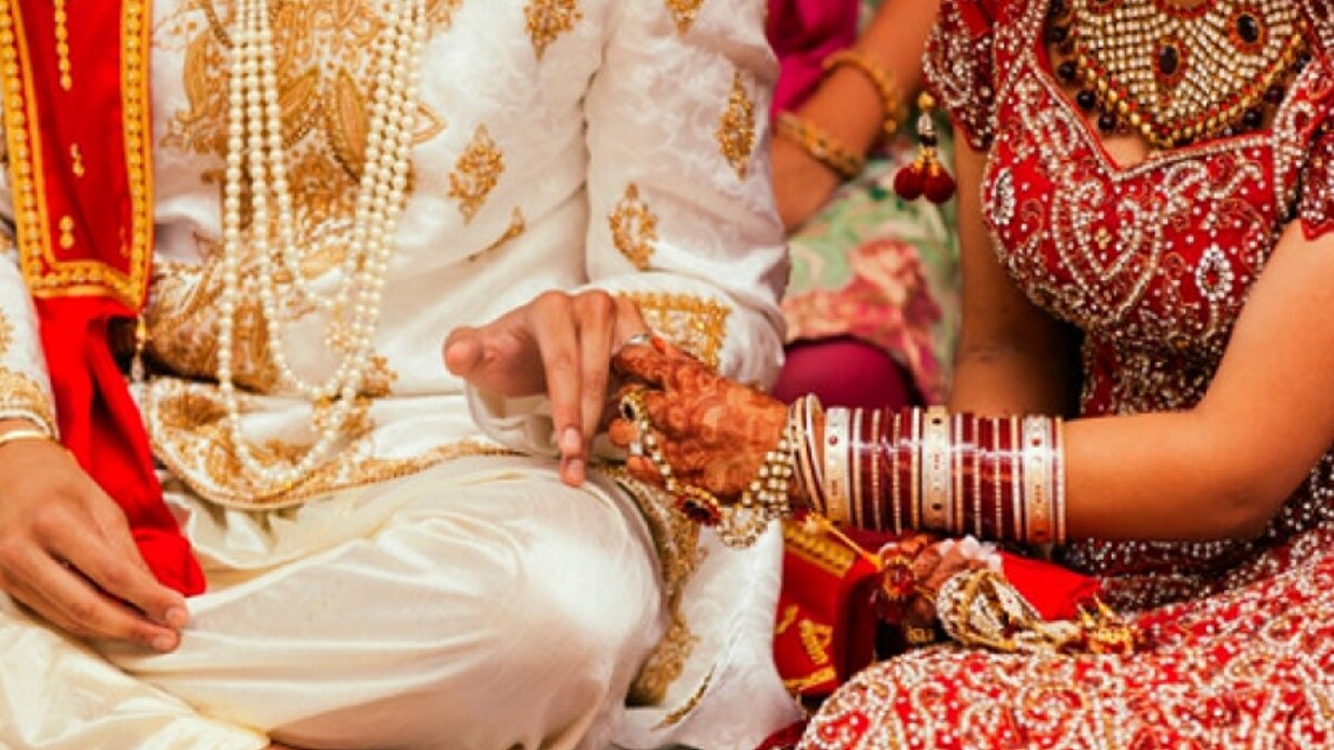 सालों के लिव इन रिलेशनशिप के बाद शादी में बंधे 55 जोड़े, माता-पिता, बेटे-बहू ने संग लिए फेरे