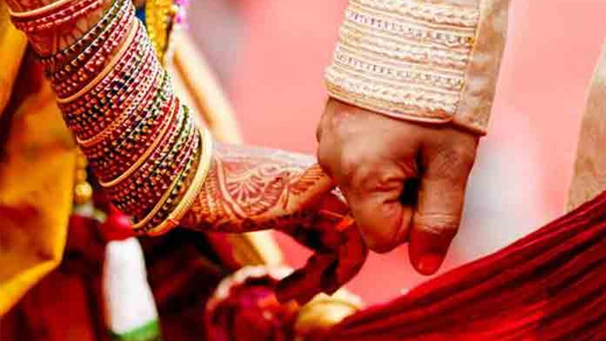 सालों के लिव इन रिलेशनशिप के बाद शादी में बंधे 55 जोड़े