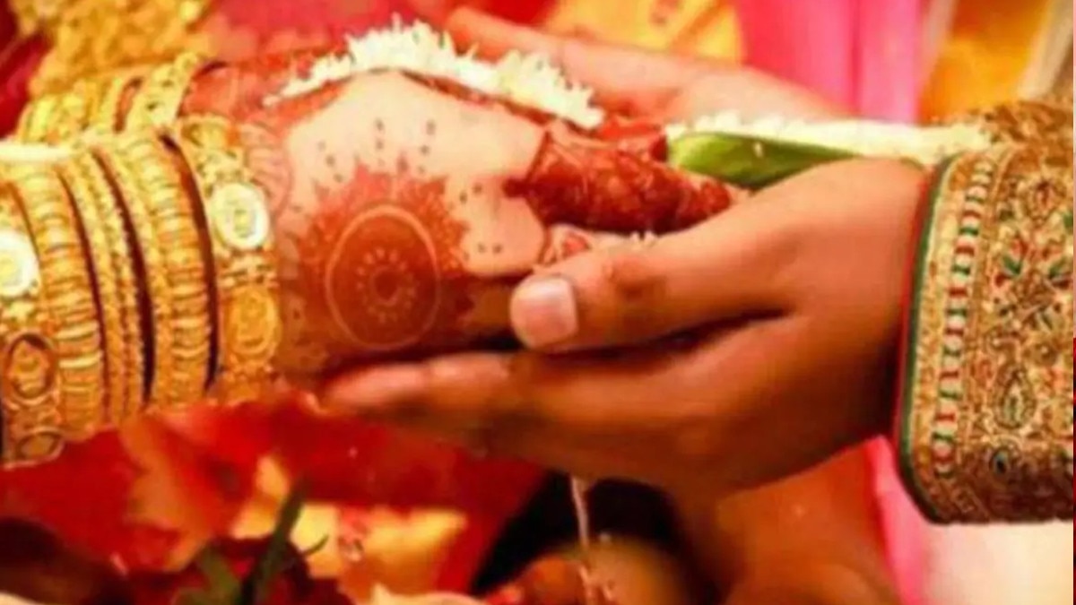 सालों के लिव इन रिलेशनशिप के बाद शादी में बंधे 55 जोड़े