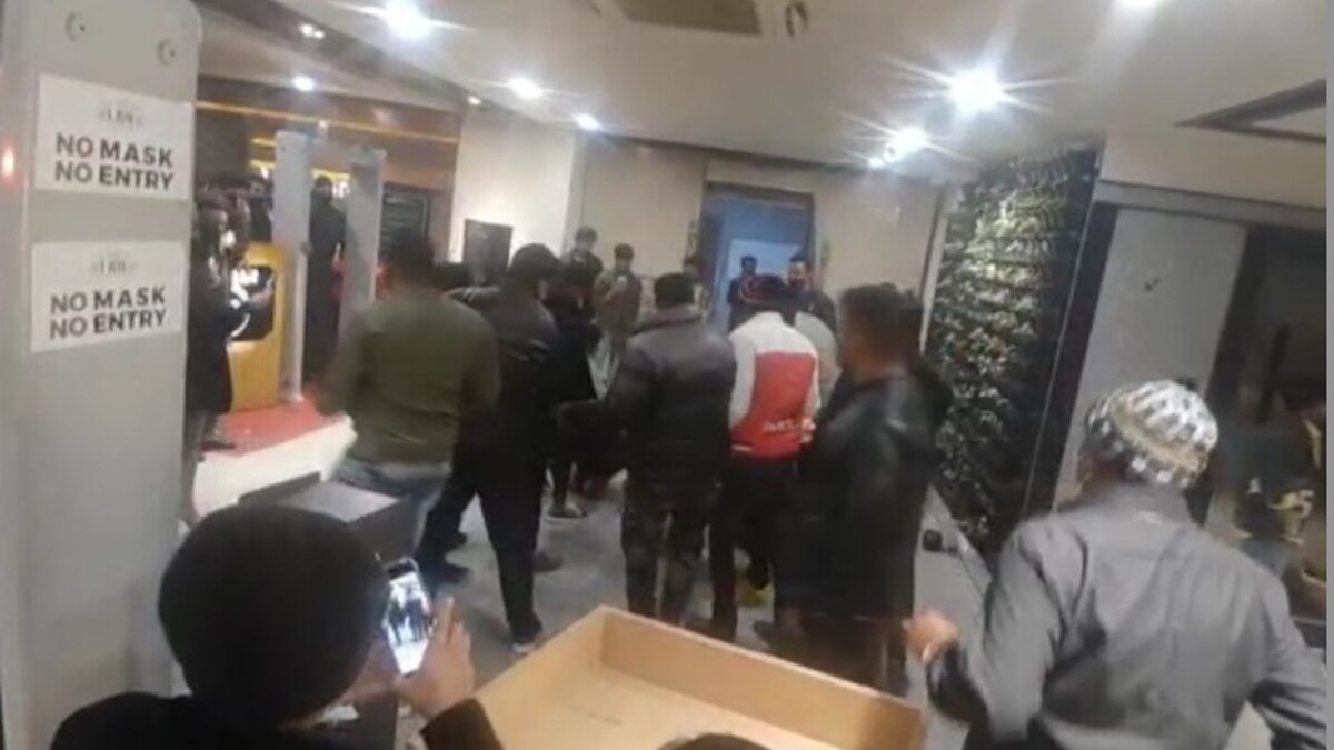 सभी लोग शराब के नशे में थे.