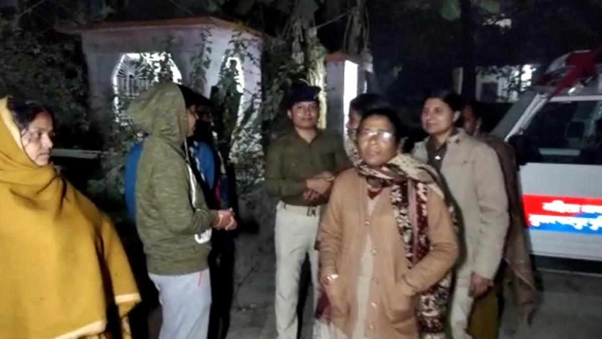सनकी ने पुलिसकर्मियों पर कर दिया चाकू से हमला