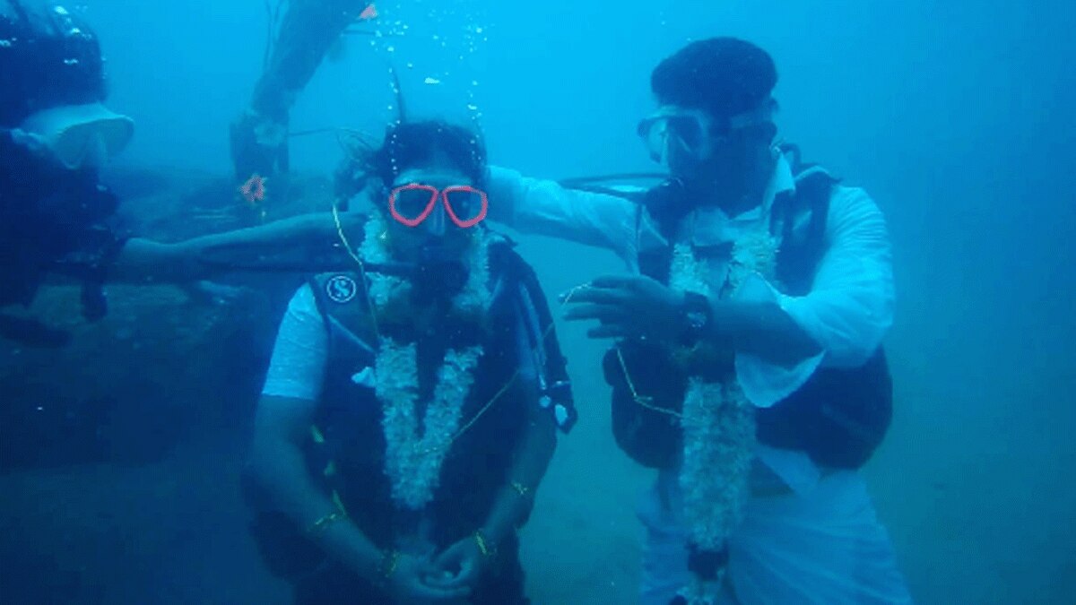 60 फीट गहरे पानी में जाकर शादी की शादी (फोटो आजतक)