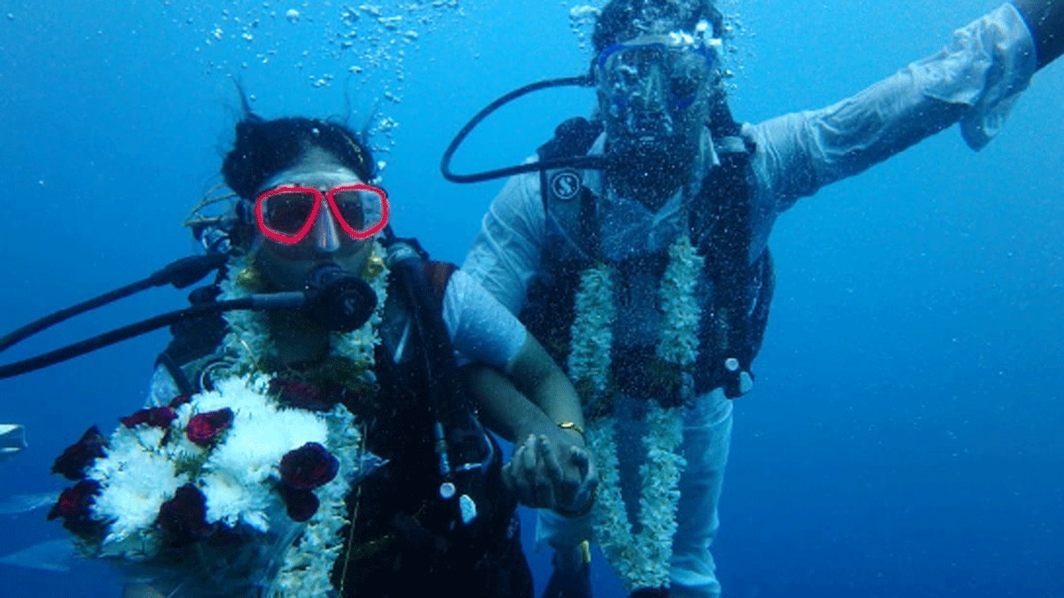 60 फीट गहरे पानी में जाकर शादी की शादी (फोटो आजतक)