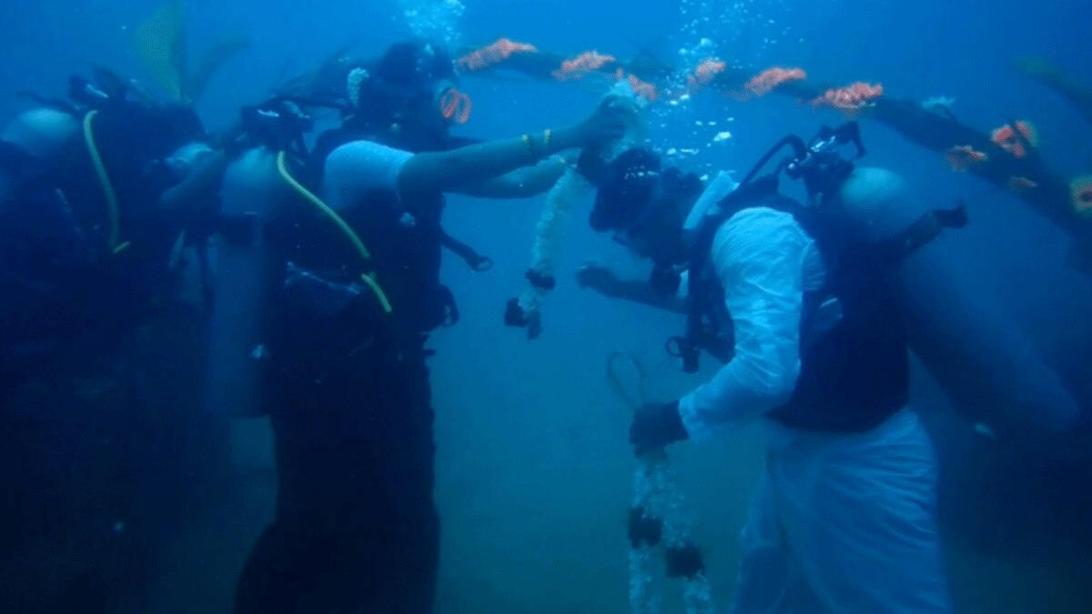 60 फीट गहरे पानी में जाकर शादी की शादी (फोटो आजतक)