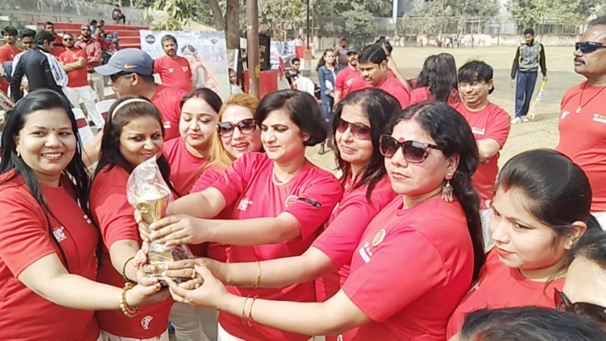 वैलेंटाइन के मौके पर क्रिकेट मैच का आयोजन (फोटो राजेश झा)