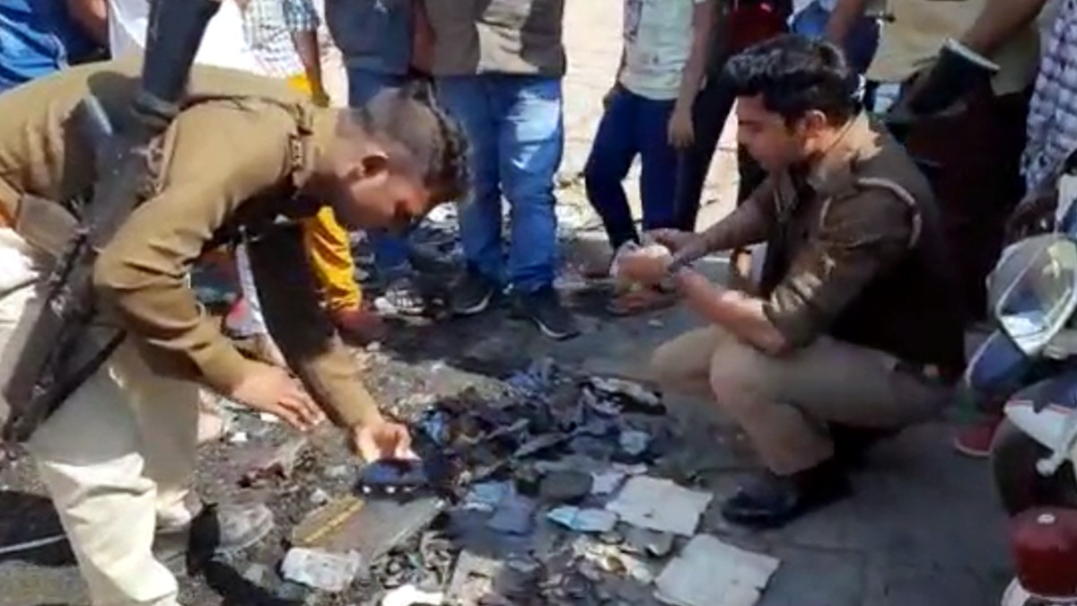 सर्दी में हाथ तापने 500-500 के नोट स्वाहा, पागल लगाता रहा हंसी के ठहाके 