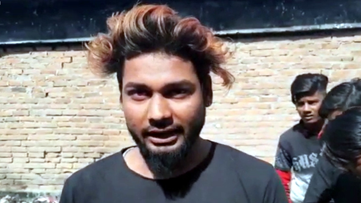 सर्दी में हाथ तापने 500-500 के नोट स्वाहा, पागल लगाता रहा हंसी के ठहाके 