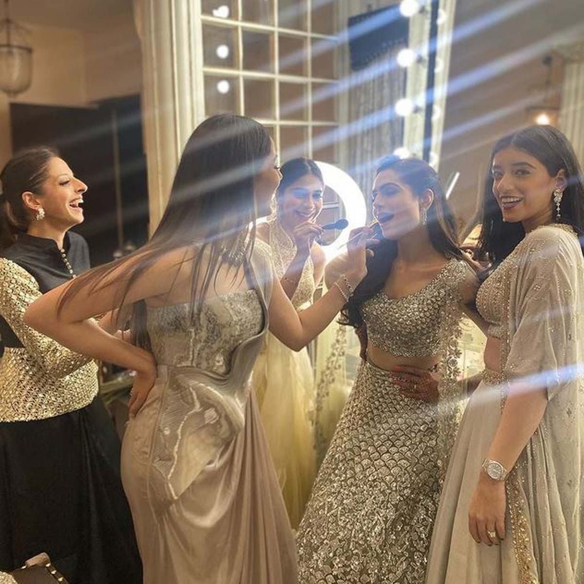  मीरा राजपूत की दोस्त की शादी