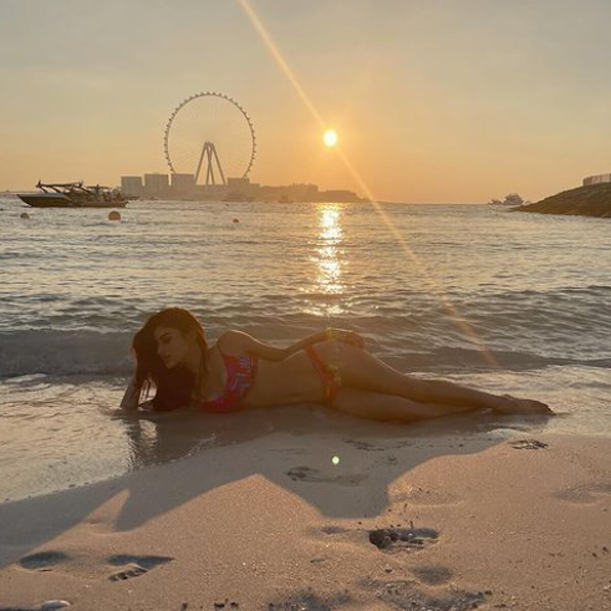 मौनी रॉय  