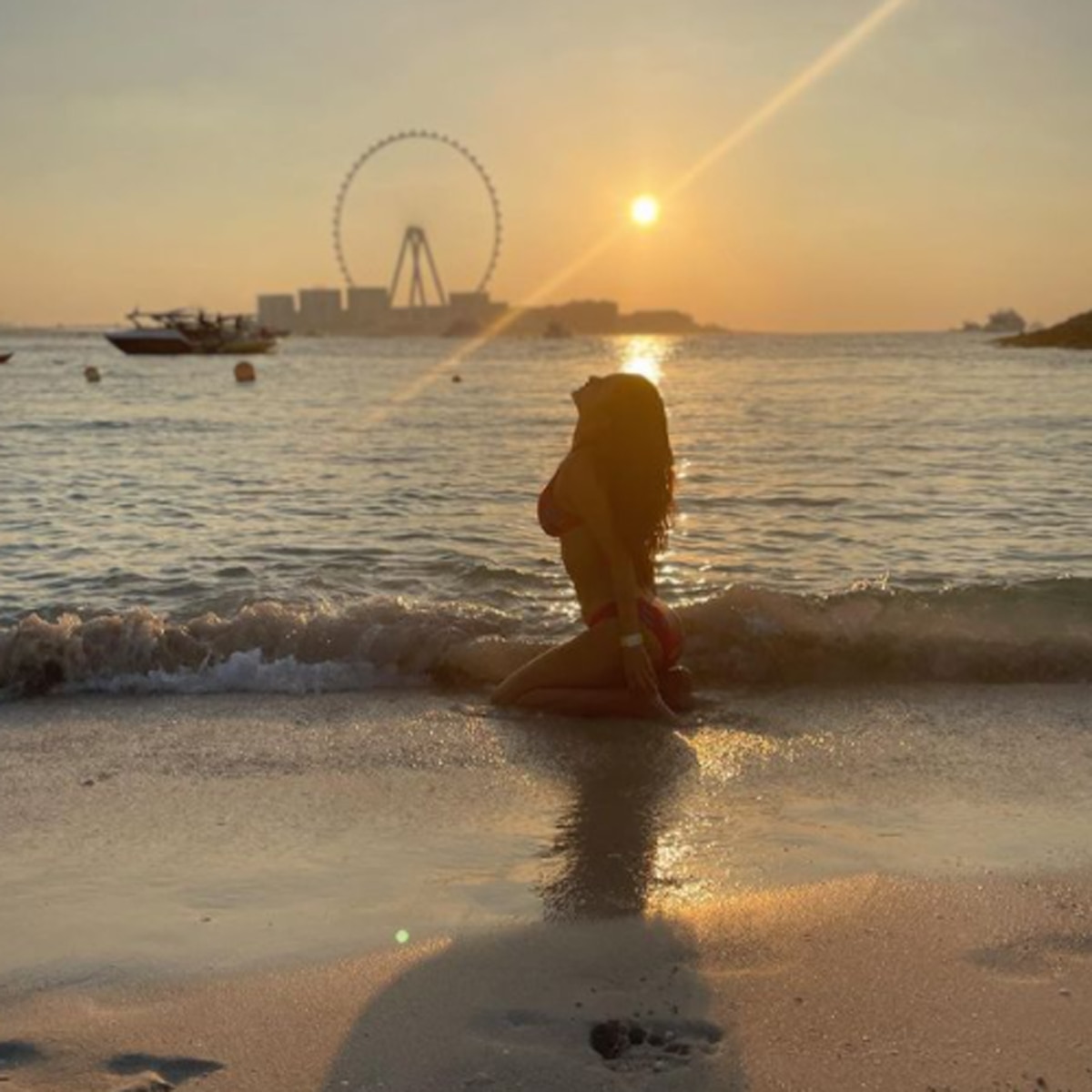 मौनी रॉय  