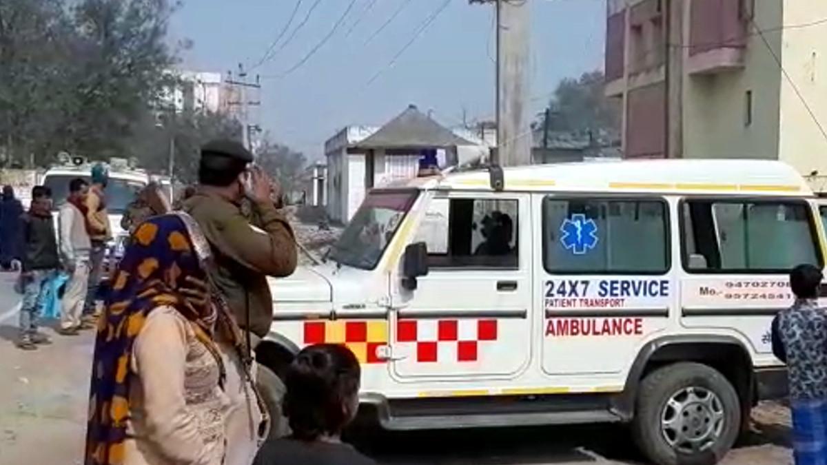 मर्डर केस की जांच करती पुल‍िस.