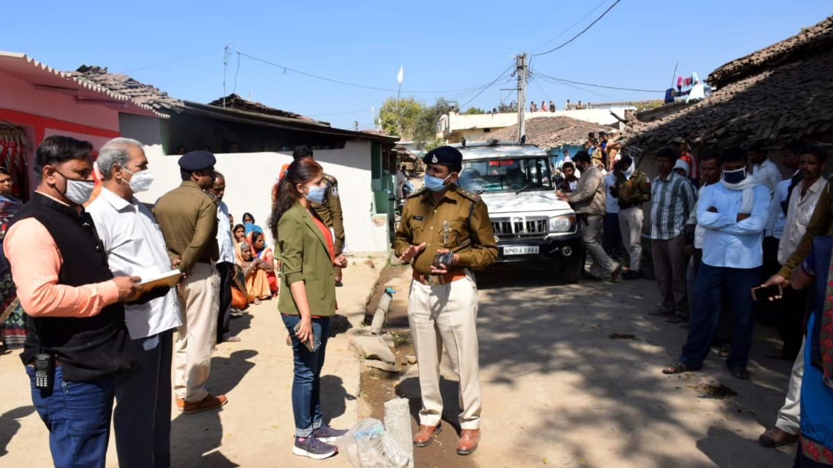 घटनास्थल पर मौजूद पुल‍िस.