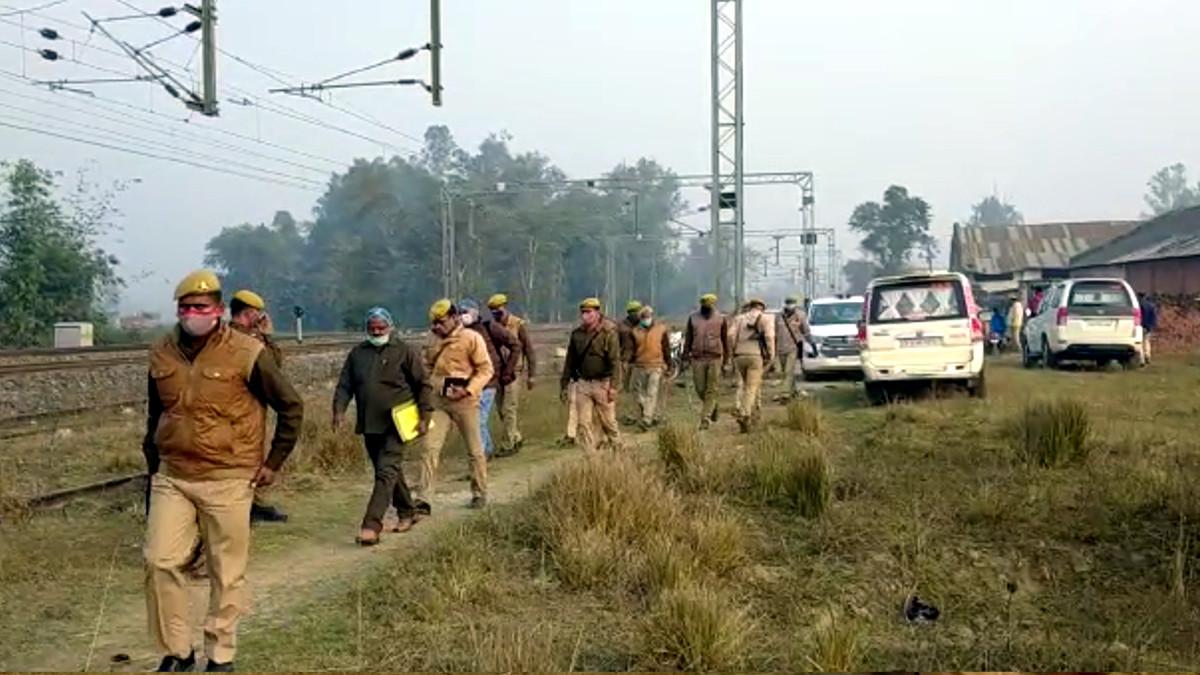 घटनास्थल पर पुल‍िस.