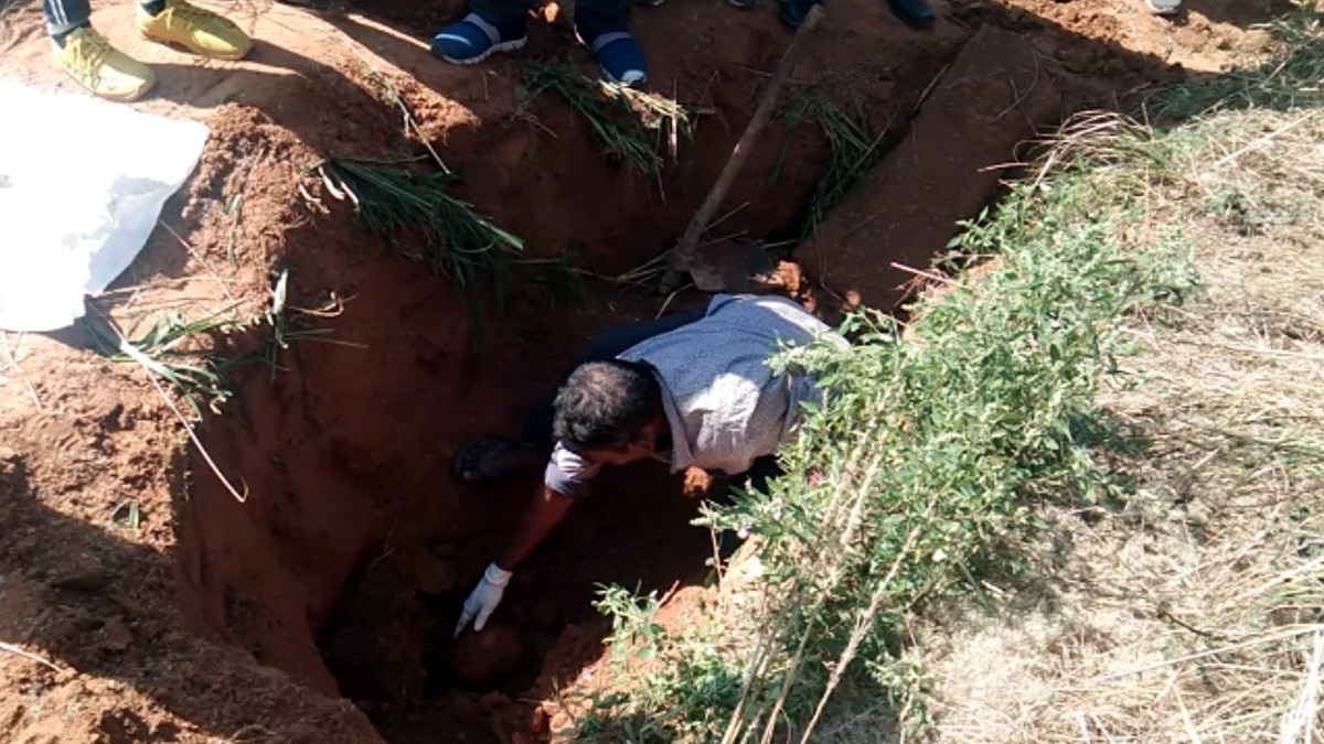 15 महीने बाद कब्र खोदी तो न‍िकली हड्ड‍ियां, पत्नी ने जीजा और प्रेमी के साथ मिलकर की थी पति की हत्या