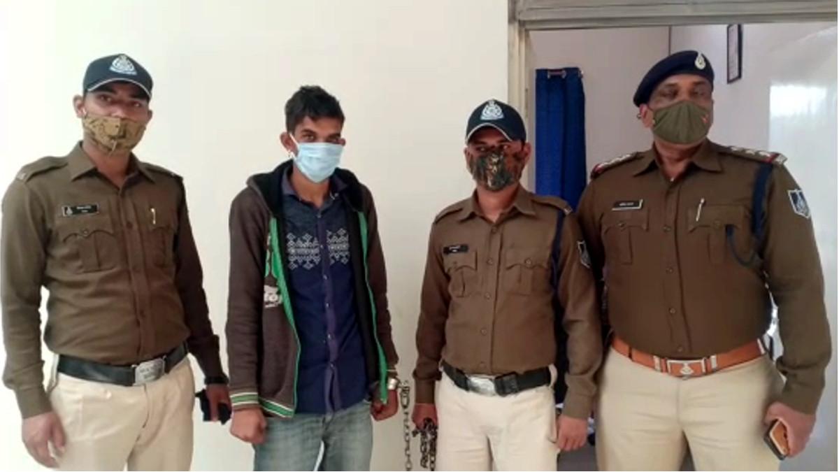 पुल‍िस ग‍िरफ्त में आरोपी. 