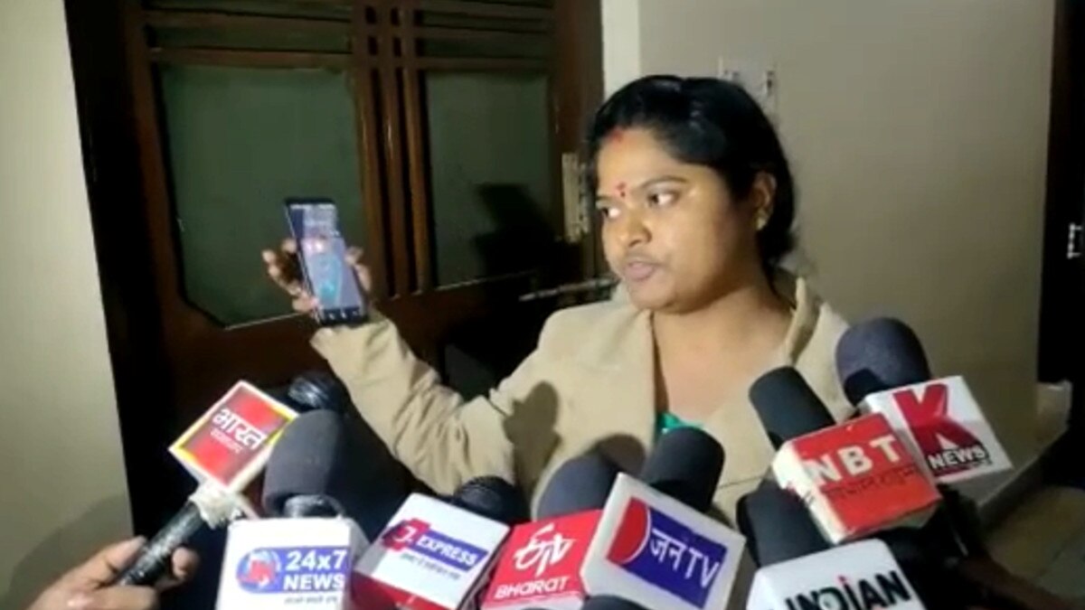  लखनऊ: घर की दीवार से आ रही रहस्यमयी आवाज, डर के साये में जी रहा परिवार 