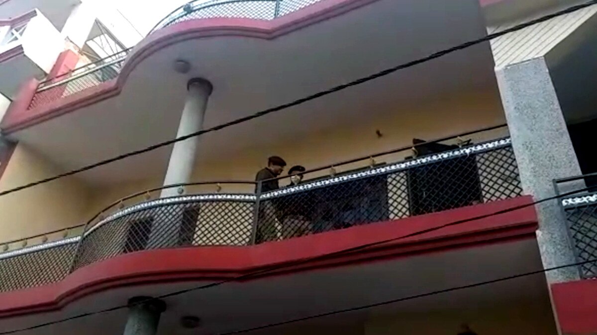  लखनऊ: घर की दीवार से आ रही रहस्यमयी आवाज, डर के साये में जी रहा परिवार 