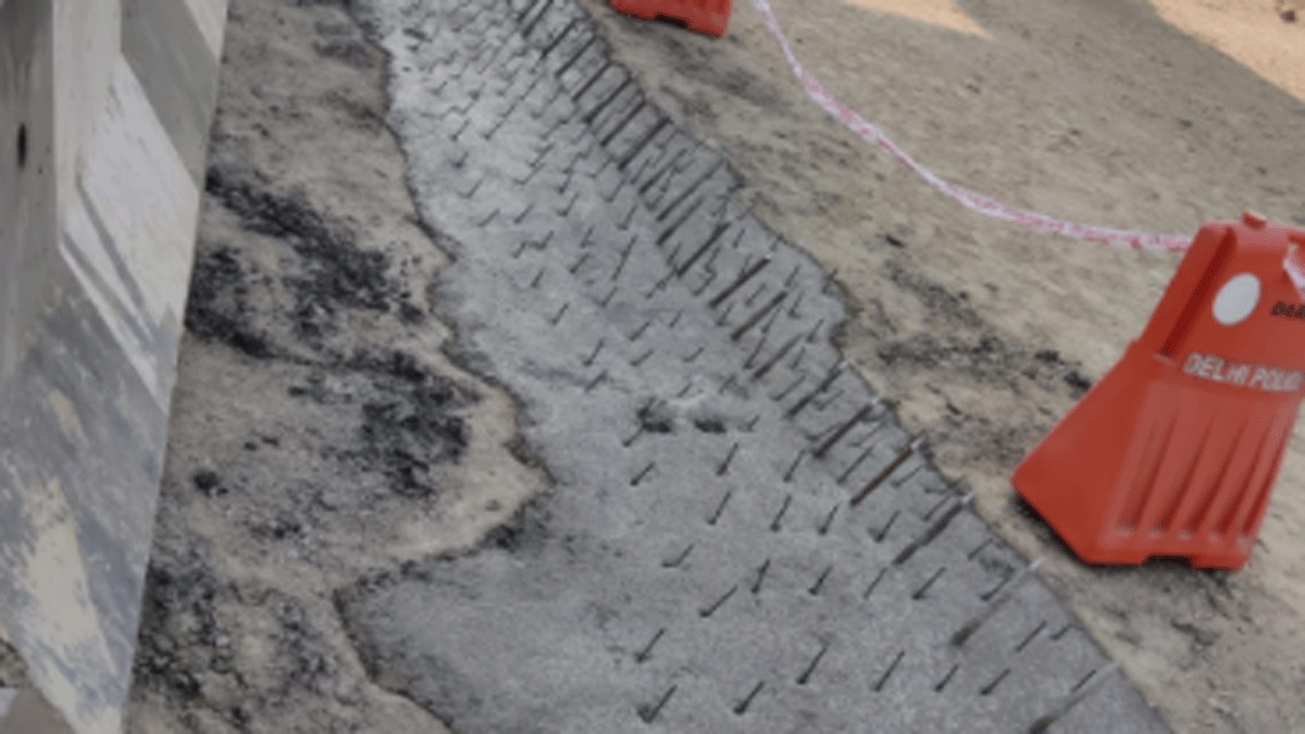 पुलिस ने टिकरी बॉर्डर पर सीमेंट से किलों को उल्टा करके लगाया (फोटो आजतक)