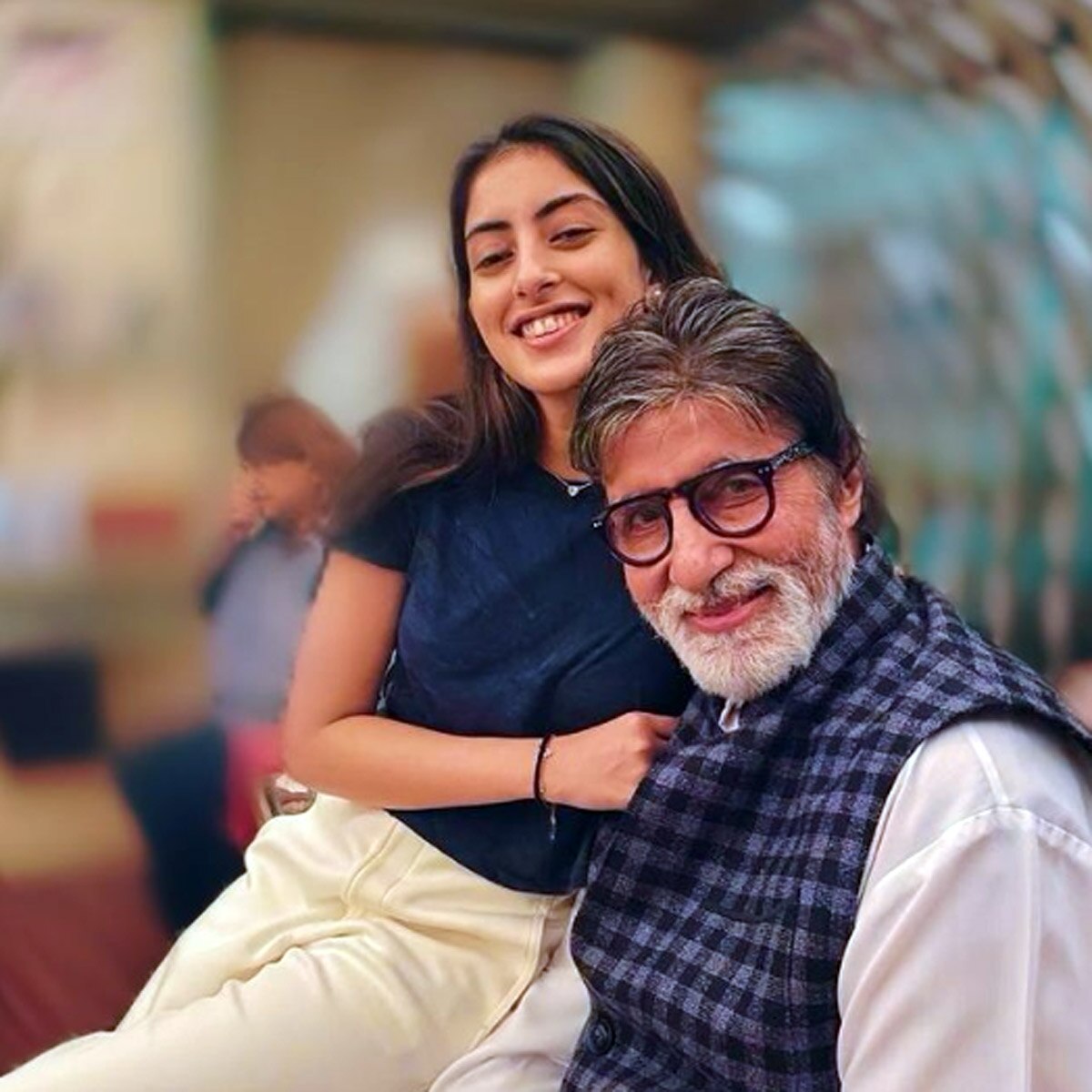 नव्या अपने नाना अमिताभ के साथ 