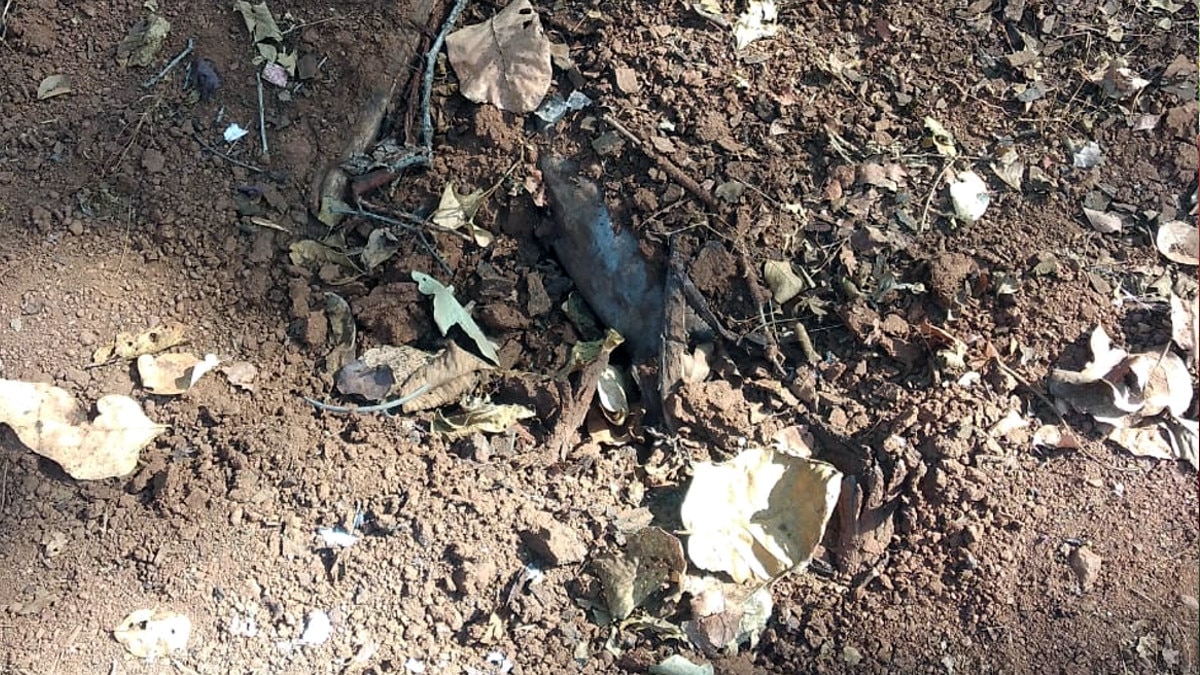 फोर्स को उड़ाने के लिए लगाये नक्सलियों ने बम, विस्फोट से खुद के ही उड़ गए परखच्चे