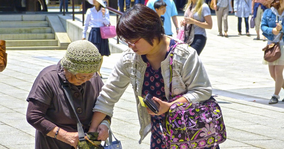 बड़ों की देखभाल करना